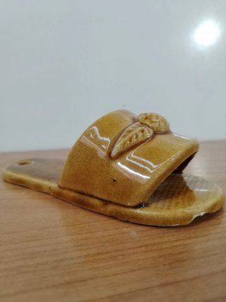 Pequeña Chancla de Cerámica Decorativa