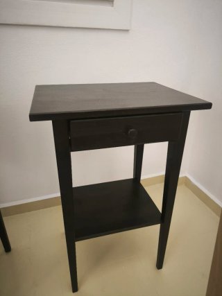Mesita de noche de madera negra