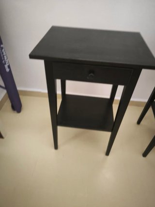 Mesita de noche de madera negra