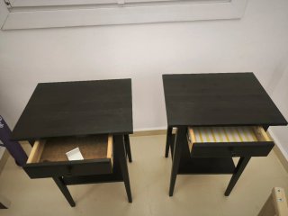 Mesita de noche de madera negra