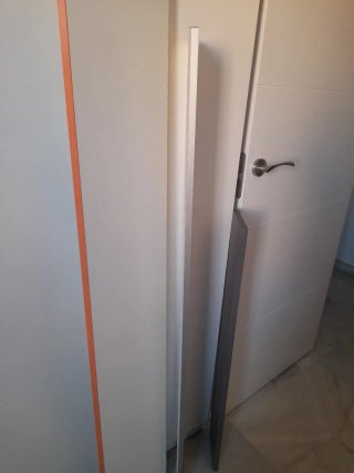Baldas de madera color gris y blanco