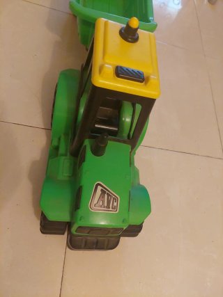 Camión volquete y tractor de juguete