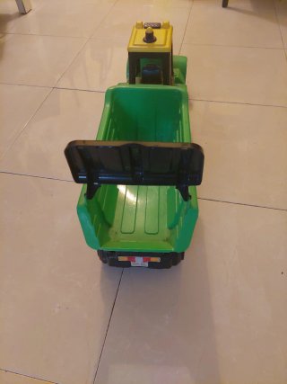 Camión volquete y tractor de juguete
