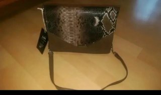 Bolso con estampado de serpiente