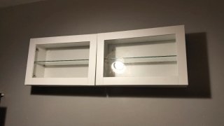 Mueble de pared con puerta de cristal