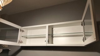 Mueble de pared con puerta de cristal