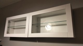 Mueble de pared con puerta de cristal