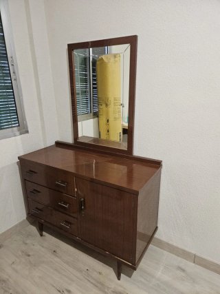 Cómoda de madera con espejo