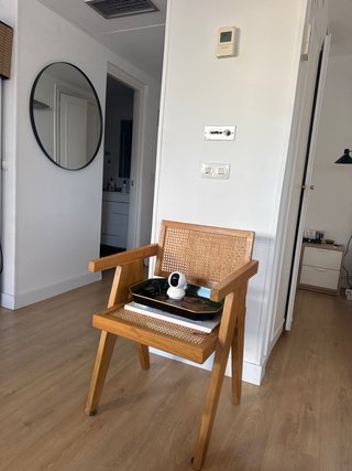 Silla de madera con asiento de ratán