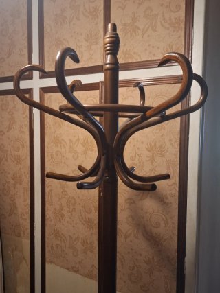 Colgador de pie de madera