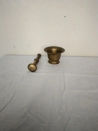 Mortero y mano de bronce