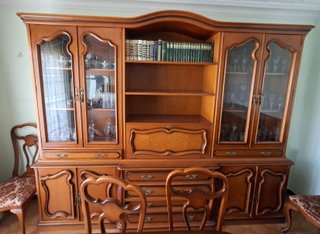 Mueble de salón elegante con vitrinas