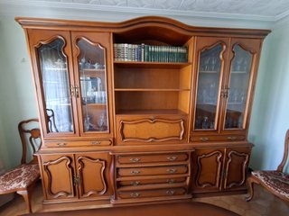 Mueble de salón elegante con vitrinas