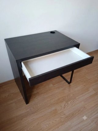 Escritorio madera negro/marrón con cajón.