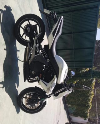 Kawasaki Naked Blanca y Negra