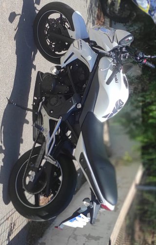 Kawasaki Naked Blanca y Negra
