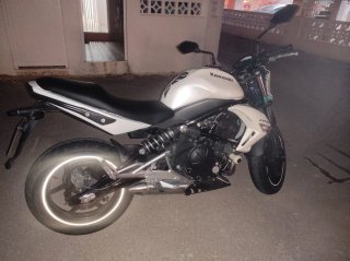 Kawasaki Naked Blanca y Negra