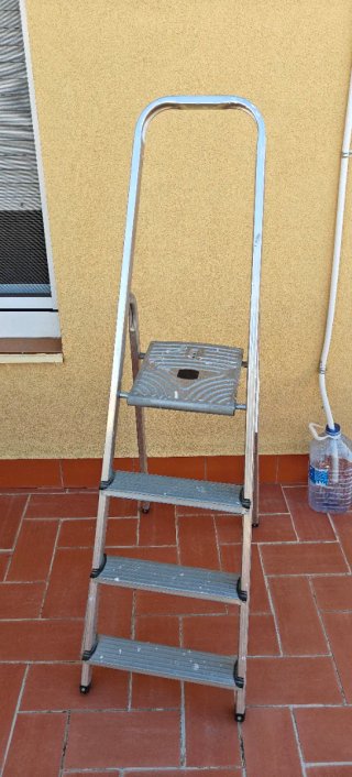 Escalera de Aluminio Plegable 4 Peldaños