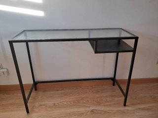 Mesa de ordenador con estructura metálica