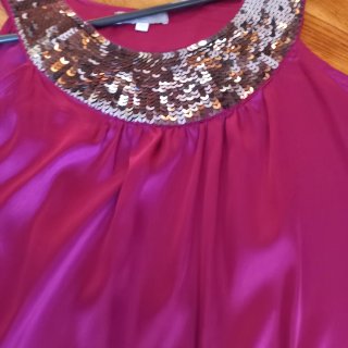 Top de vestir color berenjena con lentejuelas