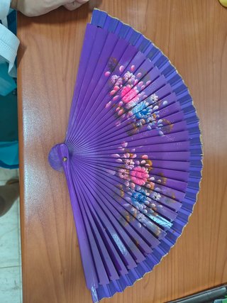 Abanico morado con flores pintadas