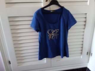 Camiseta Cortefiel azul con detalles dorados