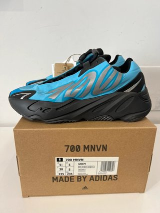 adidas Zapatillas Yeezy Boost 700 MNVN Cyan 38