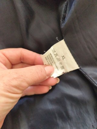 Chaquetón acolchado negro con capucha
