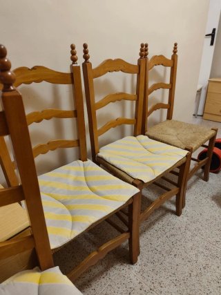 6 Sillas de madera con el asiento de anea.