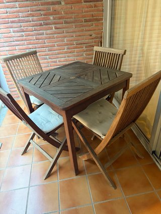 Conjunto de Mesa y 4 Sillas de Madera