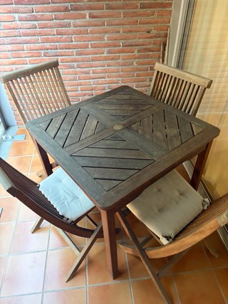 Conjunto de Mesa y 4 Sillas de Madera