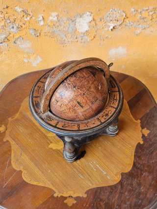 Mappamondo vintage in legno da tavolo