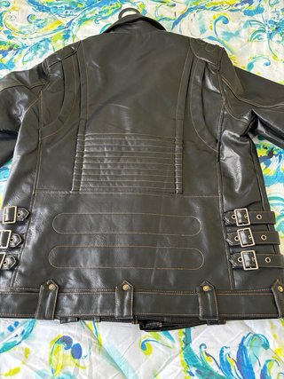 Chaqueta de cuero negra estilo motorista