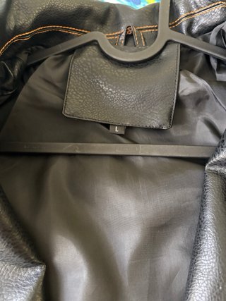 Chaqueta de cuero negra estilo motorista