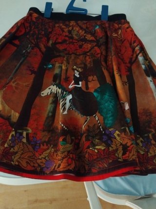 Falda de pliegues estampada