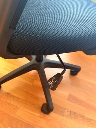 Silla de escritorio negra y amarilla