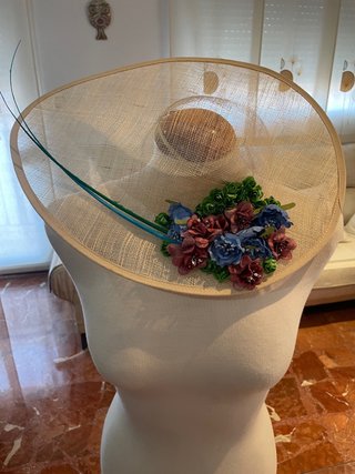 Sombrero de fiesta beige con flores