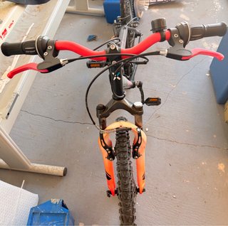 Bicicleta de Montaña con Manillar Rojo