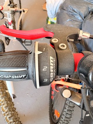 Bicicleta de Montaña con Manillar Rojo