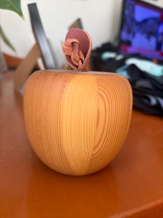 Mela decorativa vintage in legno con cavatappi