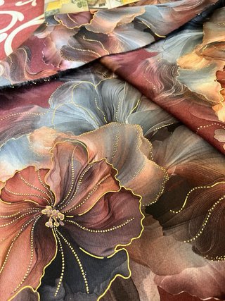 Sciarpa bordeaux con fiori grandi e dettagli oro