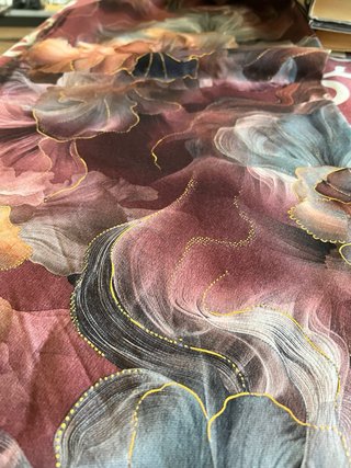 Sciarpa bordeaux con fiori grandi e dettagli oro