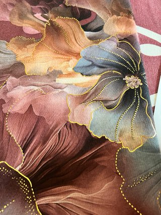 Sciarpa bordeaux con fiori grandi e dettagli oro