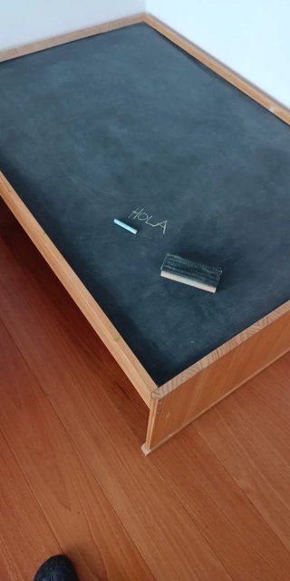 Mesa de juego infantil de madera