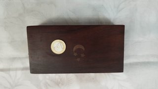 Caja madera con incrustaciones metal