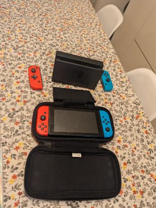 Nintendo Switch con Joy-Con Rojo y Azul