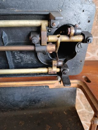 Máquina de coser Alfa antigua
