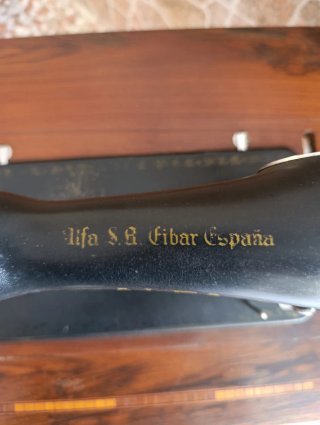 Máquina de coser Alfa antigua