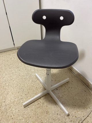 Silla de escritorio gris y blanca