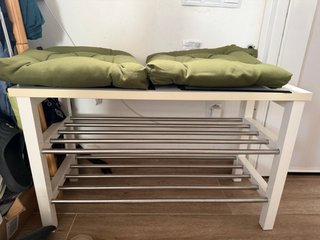Banco zapatero con 2 cojines verdes y 2 grises